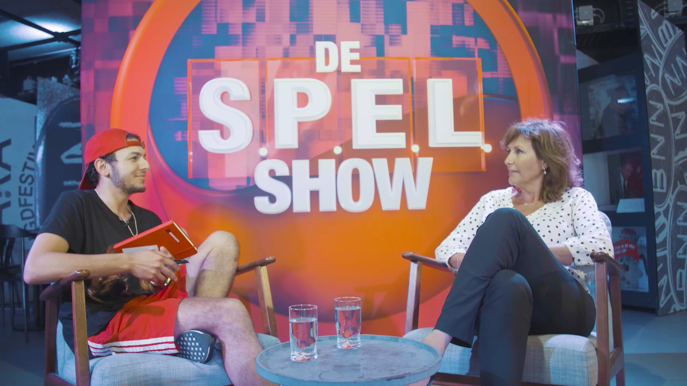 Sahil geeft Astrid straattaal les