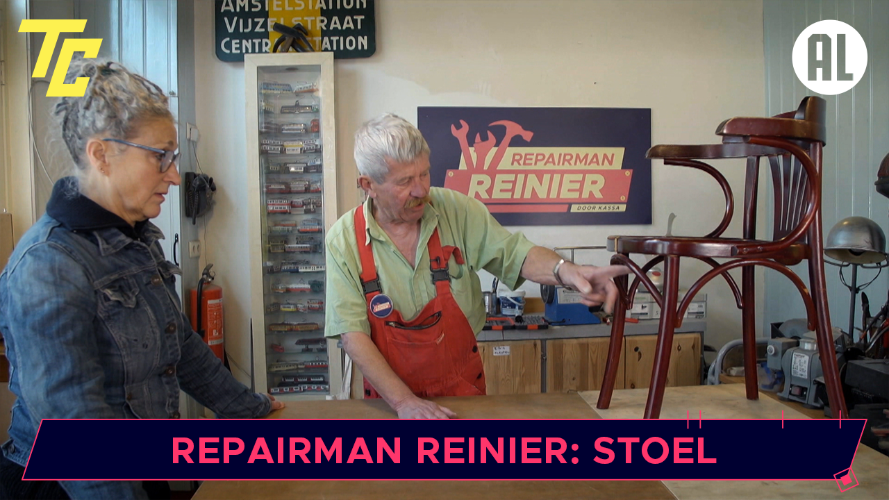 Repairman Reinier repareert een stoel