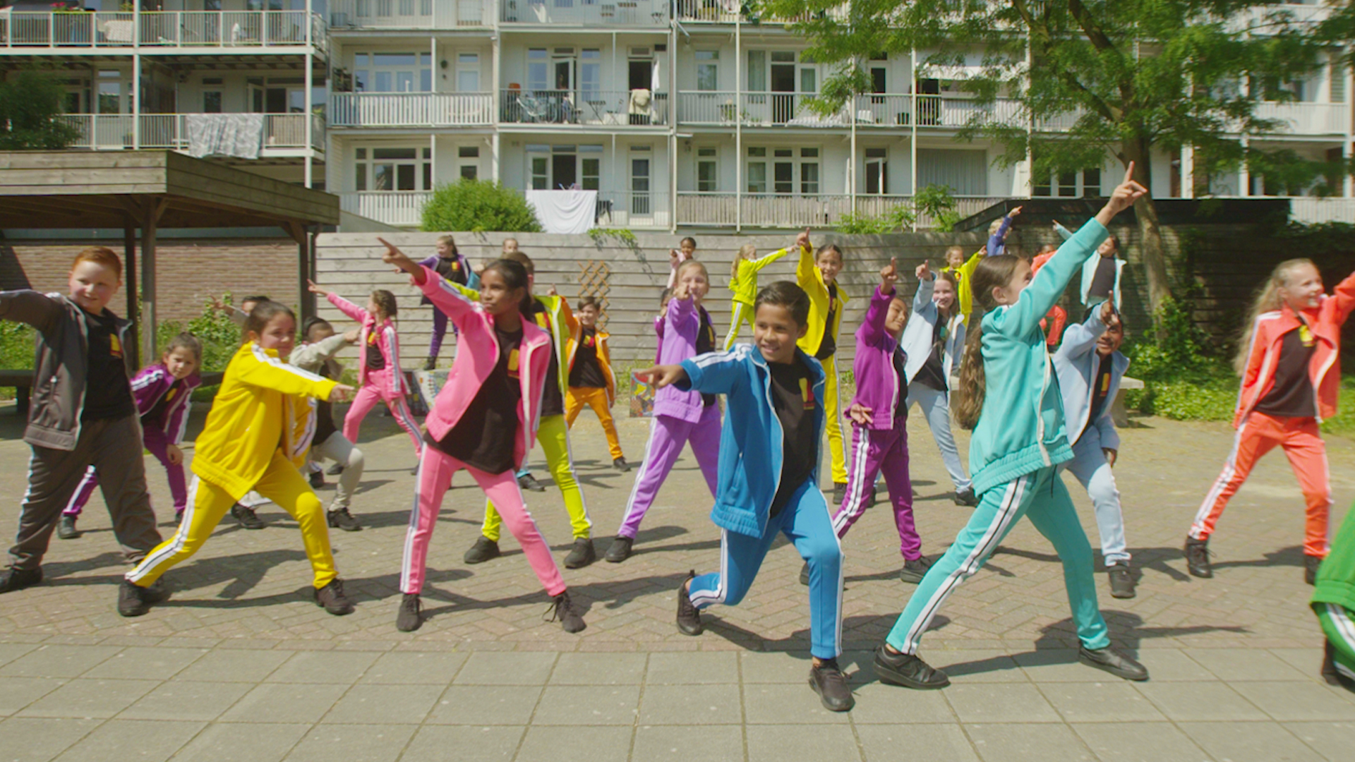 Dans mee op Vakantie inde tuin tijdens de dansrepetitie Kinderen voor kinderen